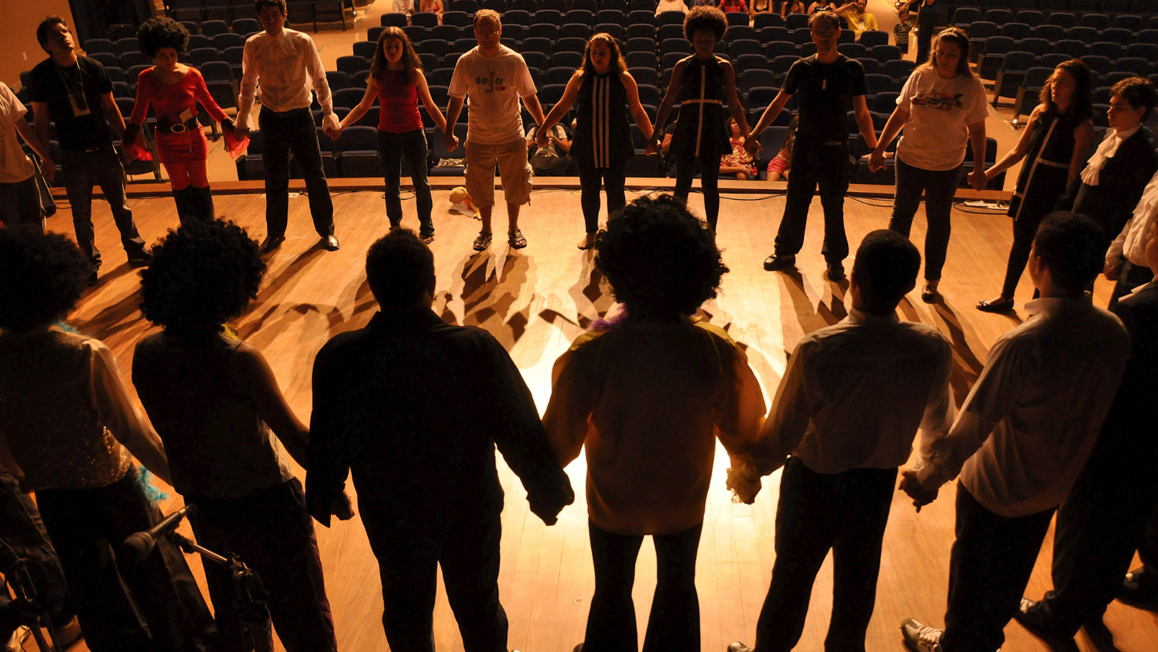 5 Creative Ways to Celebrate Your Cast and Crew